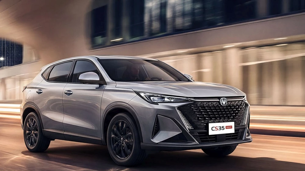 Changan CS35 Max серый спереди сбоку