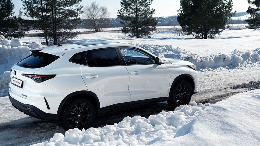 Changan CS35 Max белый сбоку сзади