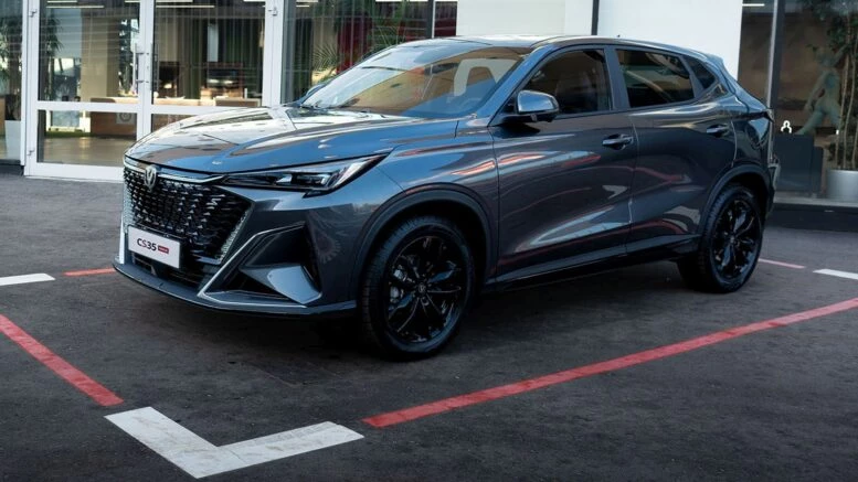 В Беларуси назвали цены на самый доступный Changan с «Автотора». Он дешевле, чем в России Changan CS35 Max серый сбоку спереди