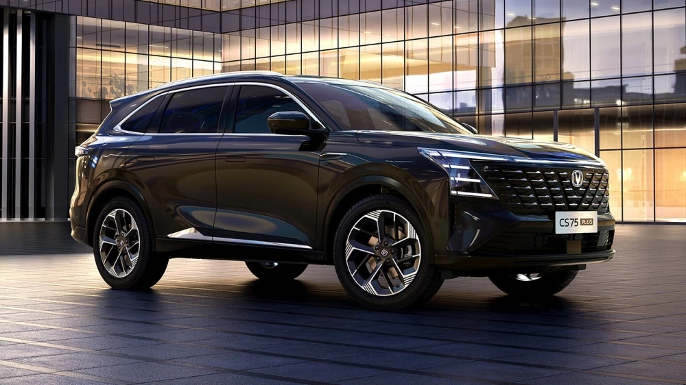 Changan CS75 Plus черный спереди сбоку