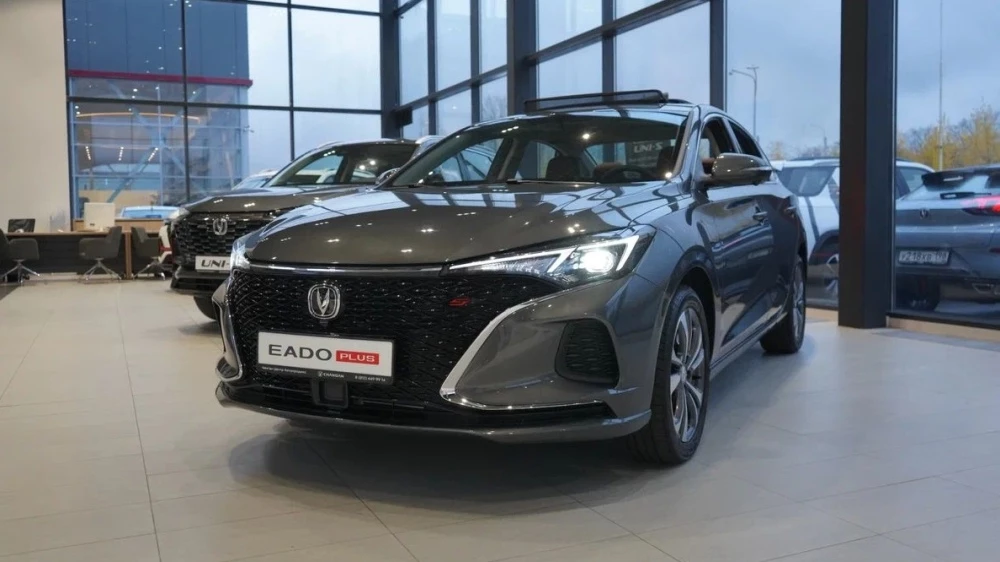 Changan Eado Plus серый спереди сбоку новый купить у дилера в автосалоне Автопродикс в Санкт-Петербурге