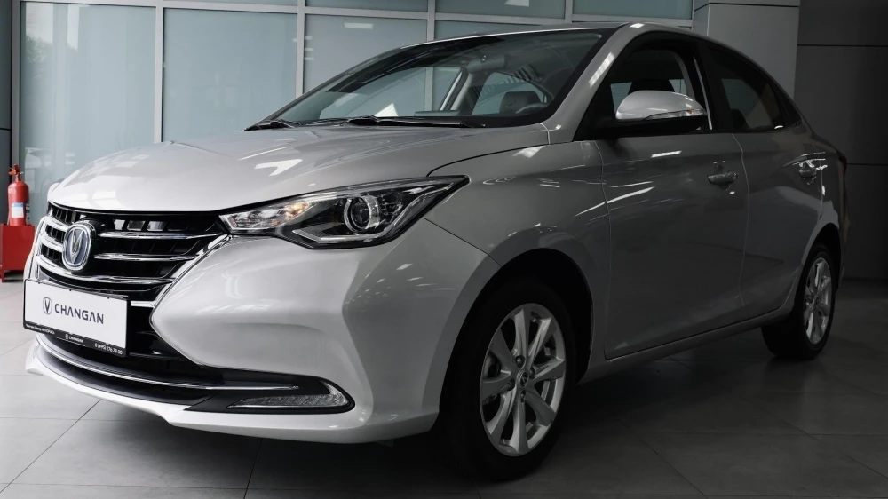 Changan Alsvin серый спереди сбоку новый купить у дилера в автосалоне Changan Центр Авторусь в Подольске