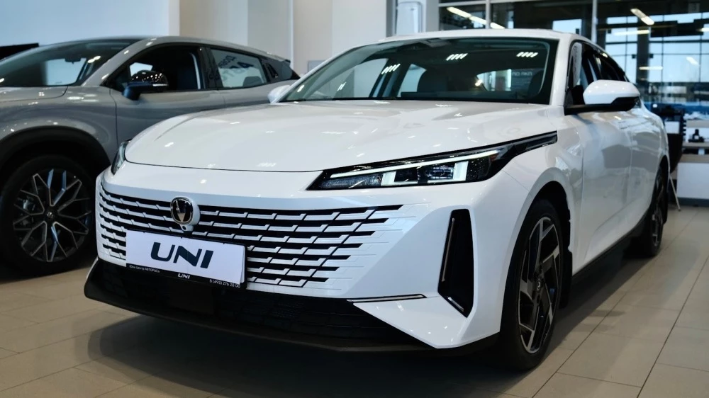 Changan Uni-L белый спереди сбоку купить новый у дилера в автосалоне Changan Центр Авторусь в Подольске
