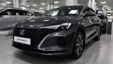 Changan Eado Plus серый спереди сбоку новый купить у дилера в автосалоне Changan Центр Авторусь в Подольске