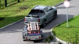 Changan Hunter Plus дизельная версия сзади с прицепом в городе
