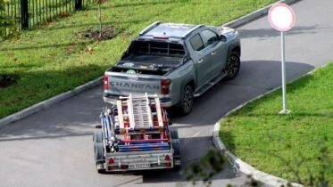 Changan Hunter Plus дизельная версия сзади с прицепом в городе