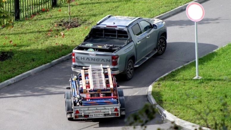 Changan Hunter Plus дизельная версия сзади с прицепом в городе