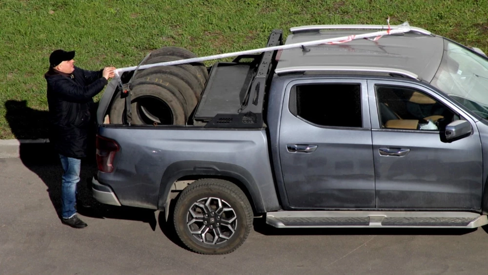 Пикап Changan Hunter Plus в деле на улицах Санкт-Петербурга сбоку погрузка