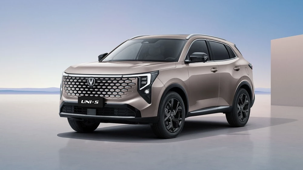 Changan UNI-S бежевый спереди сбоку