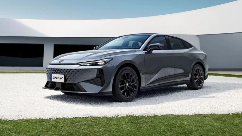 В Беларуси появились Changan Uni-V с «Автотора». Выгоднее китайских и дешевле, чем в России Changan Uni-V серый спереди сбоку