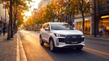 Кроссовер Chery Tiggo 4 Pro в Узбекистане сбоку спереди на улице