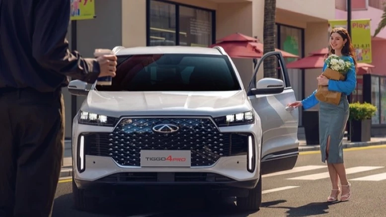 Кроссовер Chery Tiggo 4 Pro в Узбекистане спереди на улице женщина
