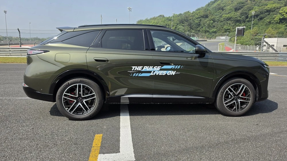 Esteo RX PHEV гибридный новый тест в Китае сбоку