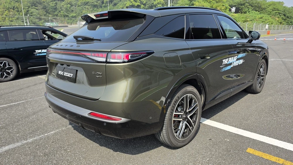 Esteo RX PHEV гибридный новый тест в Китае сбоку сзади