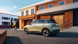 хетчбэк geely ex2 сзади сбоку