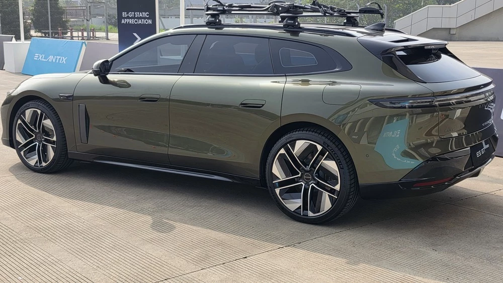 Exlantix ES GT сбоку сзади Esteo Exeed в Китае