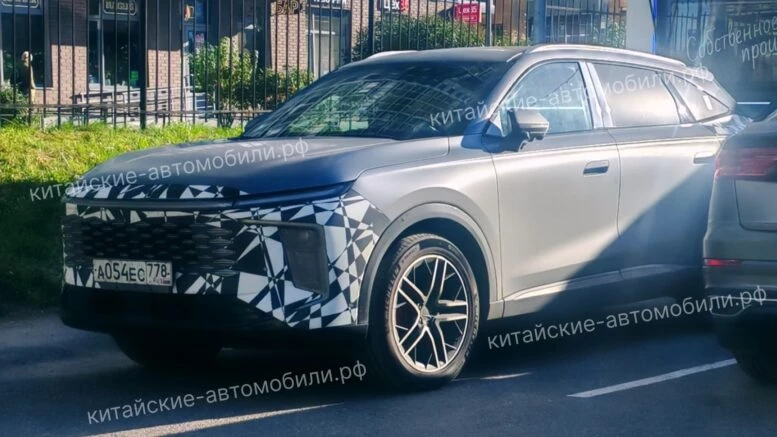 Обновленный Exeed RX тестируют в России. Кроссовер станет частью марки Esteo Обновленный Exeed RX станет частью марки Esteo в России кроссовер сбоку спереди