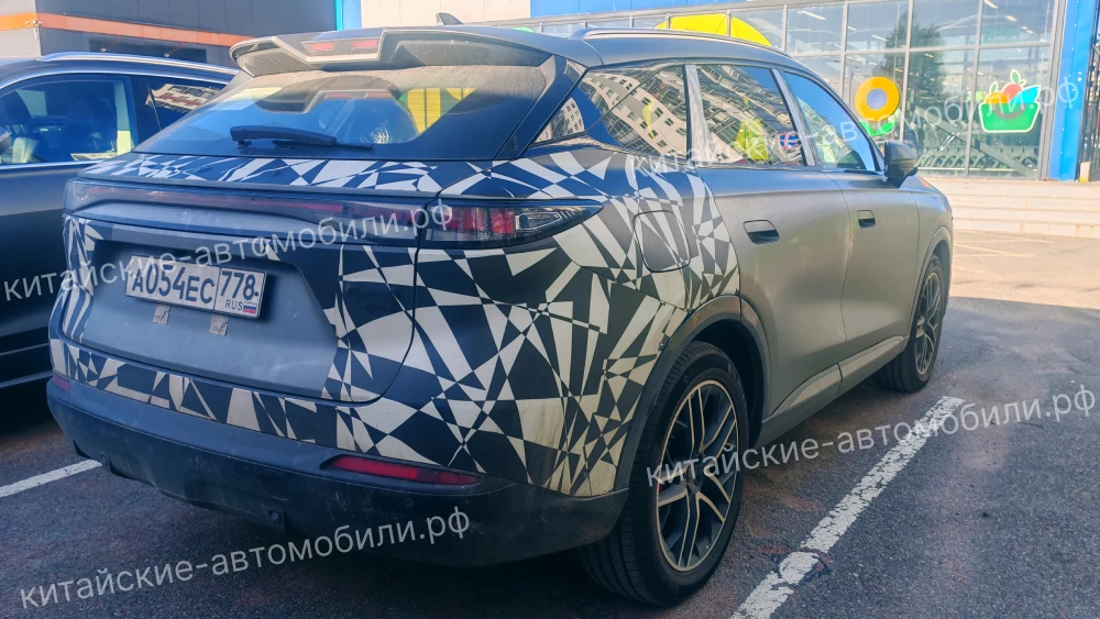 Обновленный Exeed RX станет частью марки Esteo в России кроссовер сбоку сзади