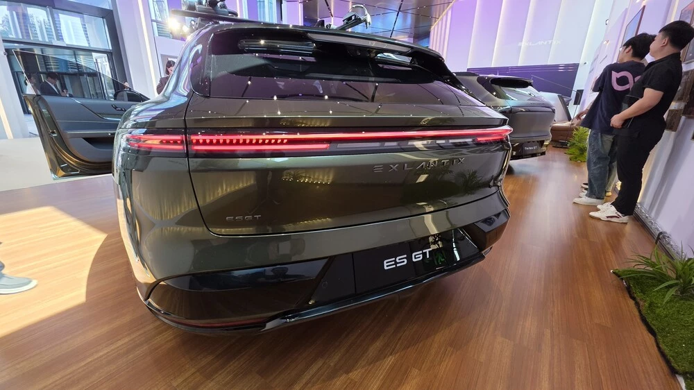 универсал Exlantix ES GT сзади