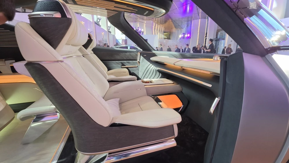 Exlantix MPV концепт минивэн салон интерьер первый ряд