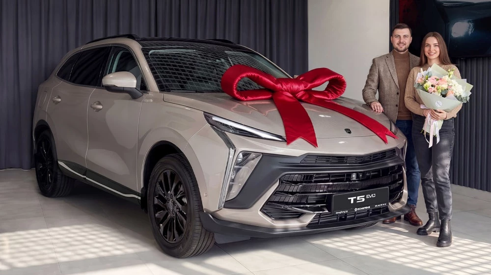 Forthing T5 EVO серый спереди сбоку в Беларуси юбилейный автомобиль покупатели