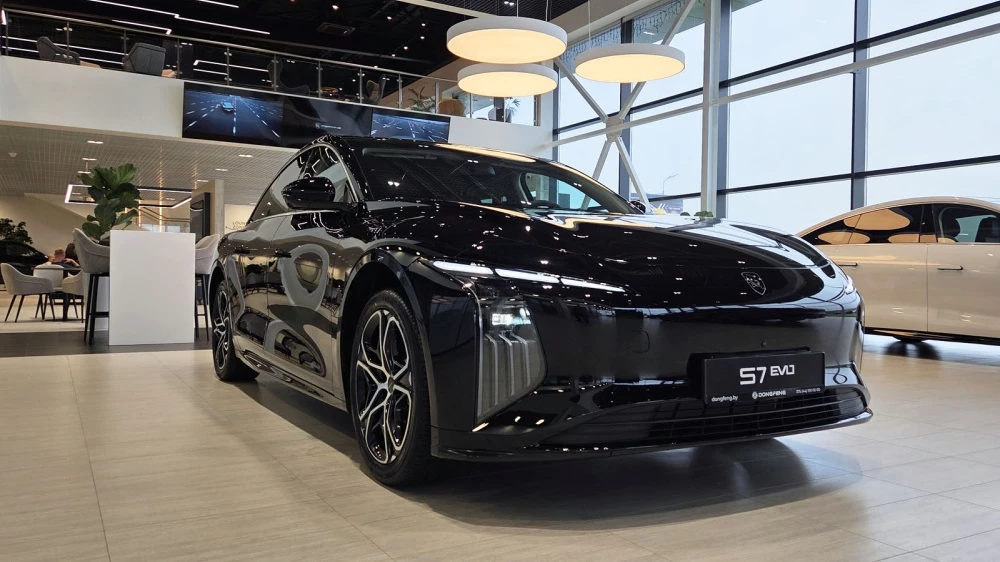 Forthing S7 EVO черный спереди сбоку новый в Беларуси
