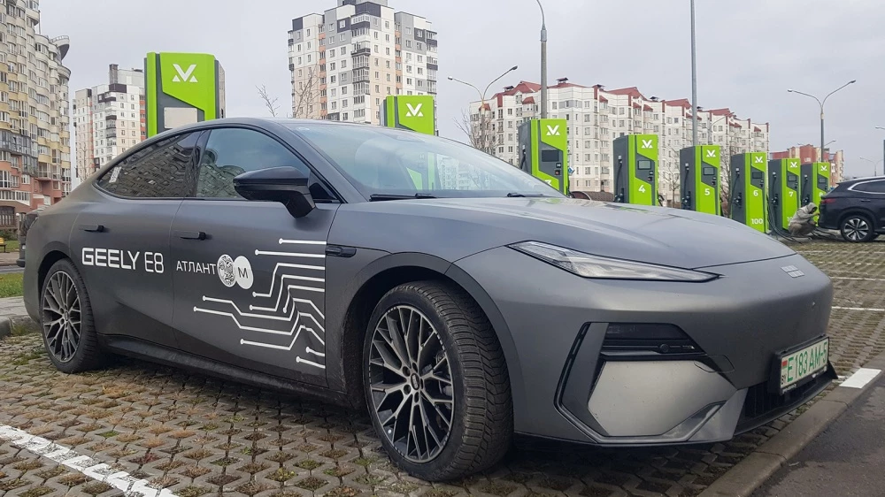Geely E8 серый сбоку спереди в Беларуси