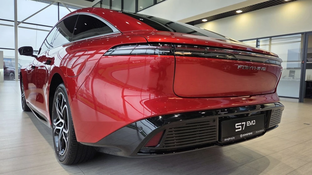 Forthing S7 EVO красный сзади сбоку новый Беларусь