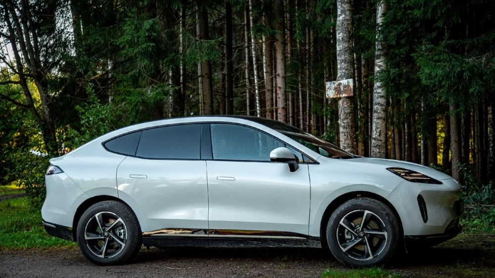GAC Hyptec HT белый сбоку тест-драйв