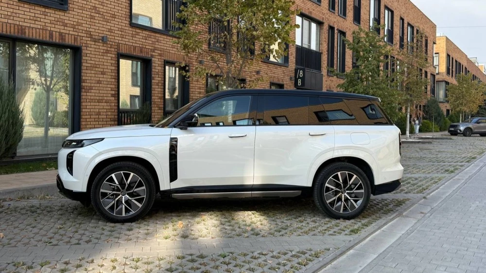 GAC S7 белый сбоку тест-драйв