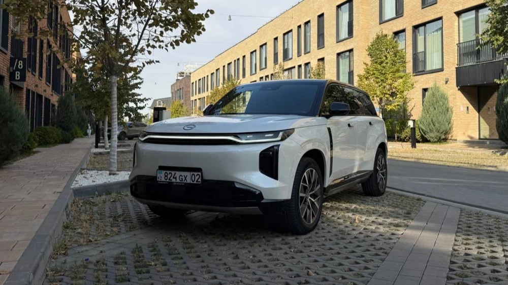 GAC S7 белый спереди сбоку тест-драйв