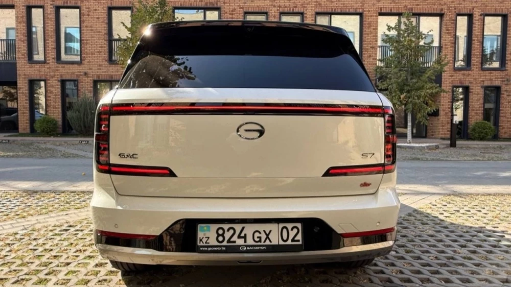 GAC S7 белый сзади тест-драйв