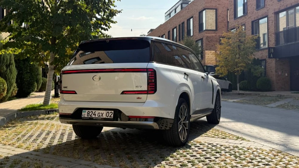 GAC S7 белый сзади сбоку тест-драйв