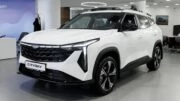 Geely Cityray у дилера в автосалоне купить новый сбоку спереди белый бизнес кар