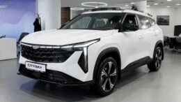 Geely Cityray у дилера в автосалоне купить новый сбоку спереди белый бизнес кар
