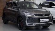 Geely Coolray у дилера в автосалоне сбоку спереди купить новый Бизнес Кар