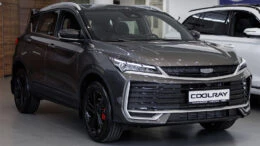 Geely Coolray у дилера в автосалоне сбоку спереди купить новый Бизнес Кар
