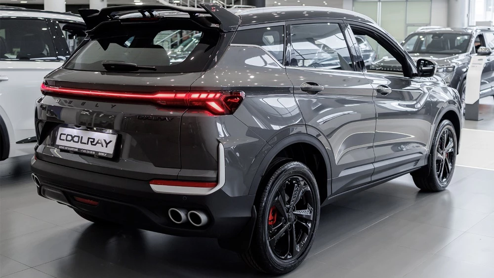 Geely Coolray у дилера в автосалоне сбоку сзади купить новый Бизнес Кар