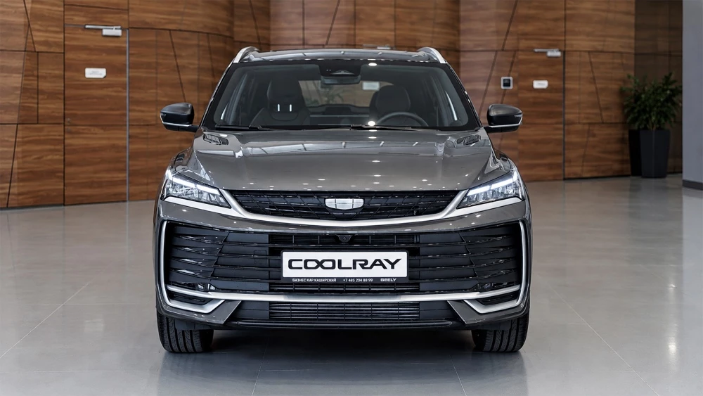 Geely Coolray у дилера в автосалоне спереди купить новый Бизнес Кар