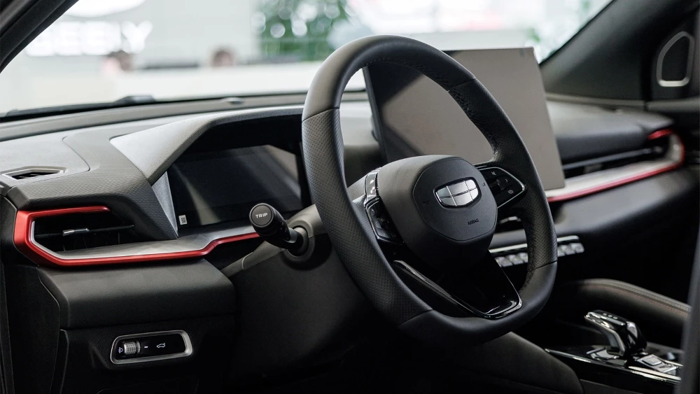 Geely Coolray у дилера в автосалоне салон интерьер купить новый Бизнес Кар