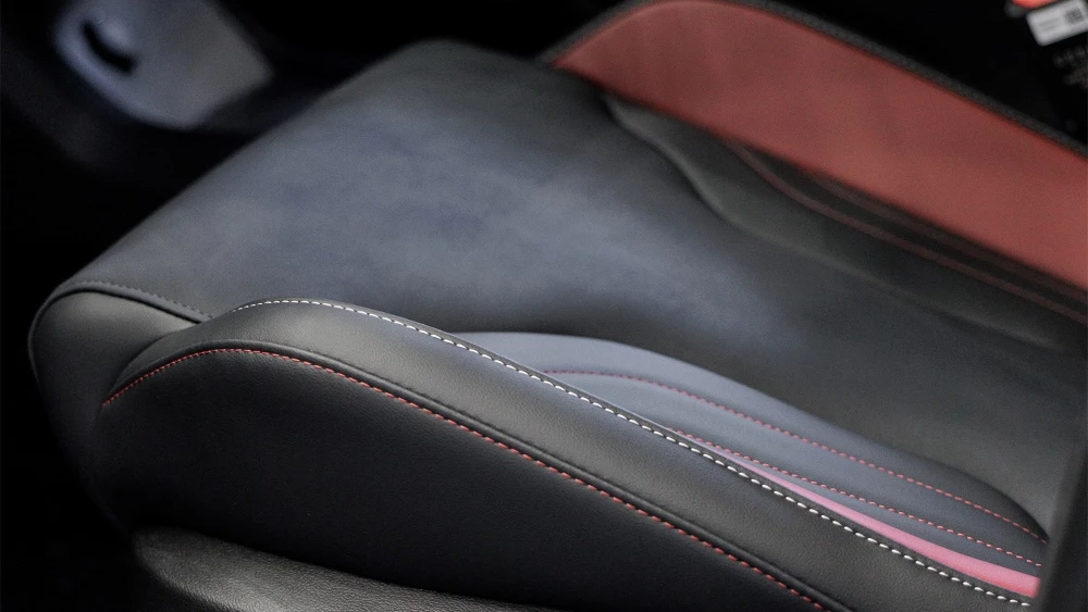 Geely Coolray у дилера в автосалоне салон интерьер отделка сиденья купить новый Бизнес Кар