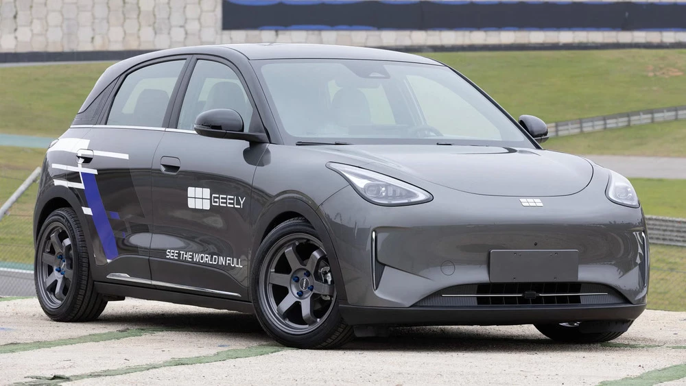Geely EX2 Street сбоку спереди
