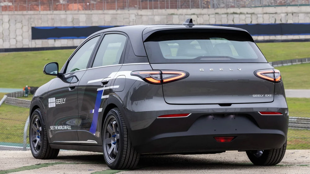Geely EX2 Street сбоку сзади
