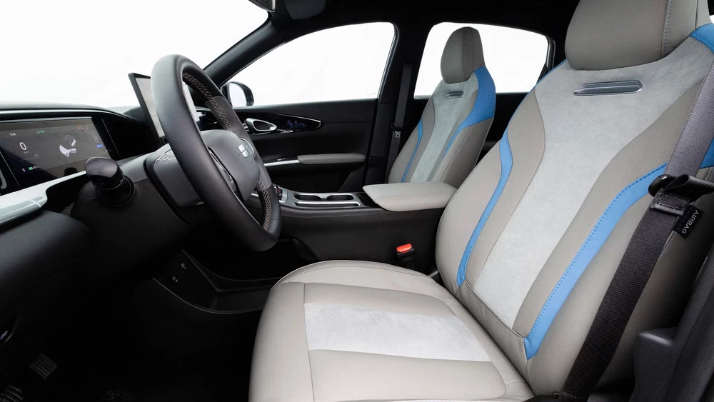 Салон интерьер Geely EX2 Street первый ряд сиденья