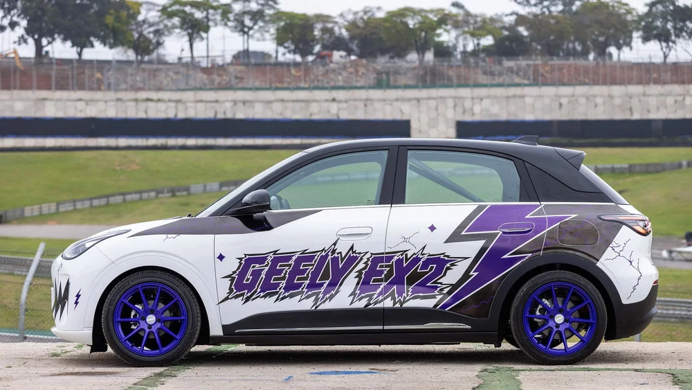 Хетчбэк Geely EX2 Track сбоку