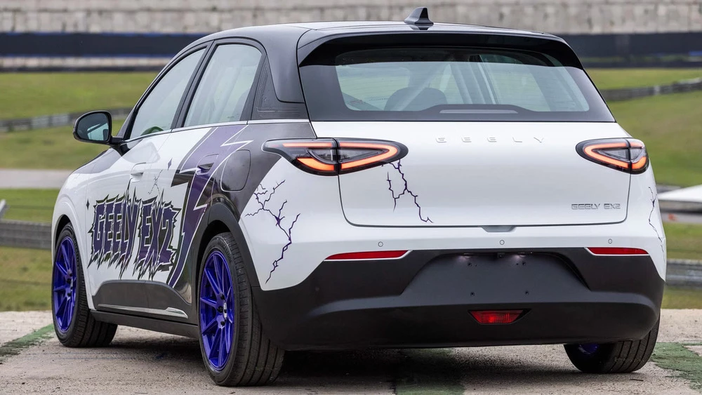 Хетчбэк Geely EX2 Track сбоку сзади