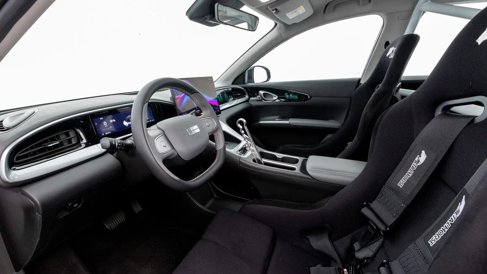 Салон интерьер Geely EX2 Track первый ряд