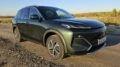 Geely EX5 EM-R сбоку спереди зеленый тест