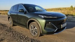 Geely EX5 EM-R сбоку спереди зеленый тест