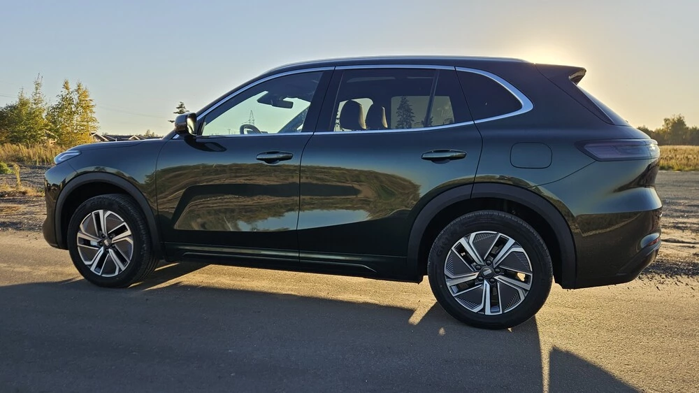 Geely EX5 EM-R сбоку зеленый тест